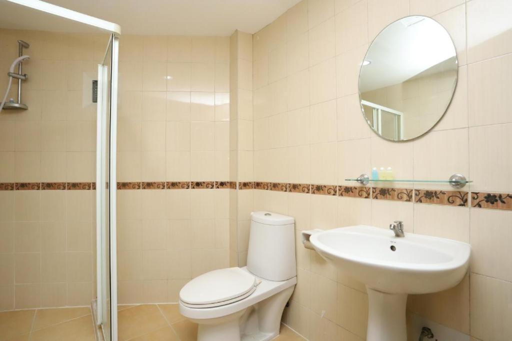 בנגקוק Lucky Palace Hotel מראה חיצוני תמונה