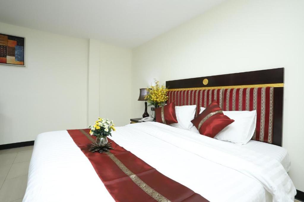 בנגקוק Lucky Palace Hotel מראה חיצוני תמונה