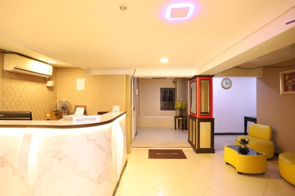בנגקוק Lucky Palace Hotel מראה חיצוני תמונה
